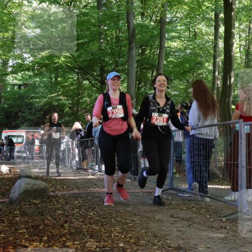 28.09.2025 - 33. Volkslauf durch das schöne Alstertal Strokosch-Dieckow http://msf.ph/oto/8956205 28.09.2025 12:51:12 Ziel 2099, 2350, 2351 meine-sportfotos.de