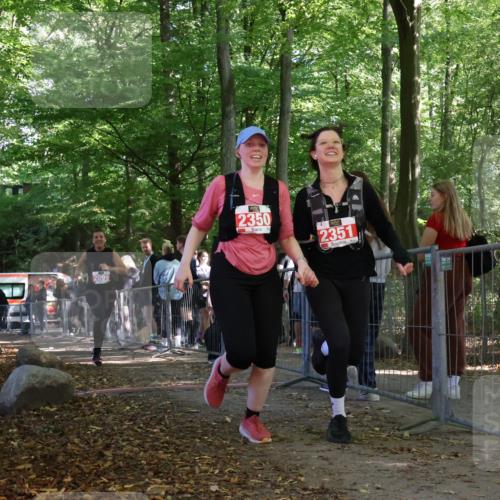 28.09.2025 - 33. Volkslauf durch das schöne Alstertal Strokosch-Dieckow http://msf.ph/oto/8956216 28.09.2025 12:51:12 Ziel 2099, 2350, 2351 meine-sportfotos.de