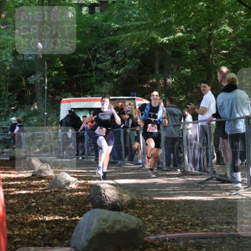 28.09.2025 - 33. Volkslauf durch das schöne Alstertal Strokosch-Dieckow http://msf.ph/oto/8956816 28.09.2025 12:55:06 Ziel 2059, 2060 meine-sportfotos.de