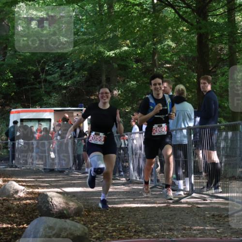 28.09.2025 - 33. Volkslauf durch das schöne Alstertal Strokosch-Dieckow http://msf.ph/oto/8956824 28.09.2025 12:55:07 Ziel 2059, 2060 meine-sportfotos.de