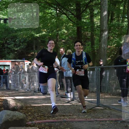28.09.2025 - 33. Volkslauf durch das schöne Alstertal Strokosch-Dieckow http://msf.ph/oto/8956827 28.09.2025 12:55:08 Ziel 2059, 2060 meine-sportfotos.de