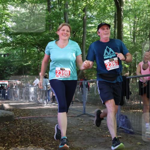 28.09.2025 - 33. Volkslauf durch das schöne Alstertal Strokosch-Dieckow http://msf.ph/oto/8956873 28.09.2025 12:55:50 Ziel 2397, 2398 meine-sportfotos.de