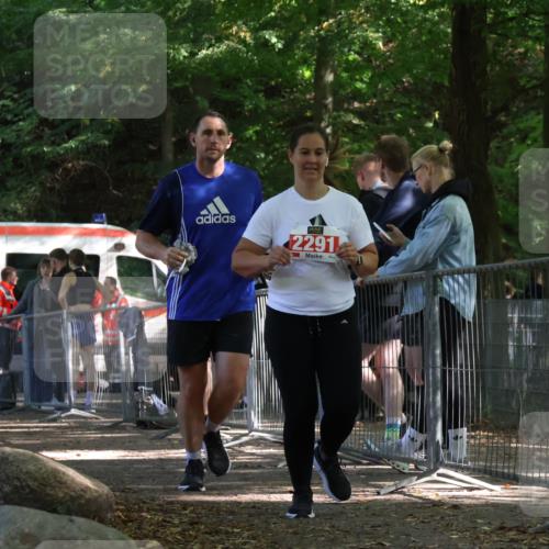 28.09.2025 - 33. Volkslauf durch das schöne Alstertal Strokosch-Dieckow http://msf.ph/oto/8956927 28.09.2025 12:58:53 Ziel 2290, 2291 meine-sportfotos.de