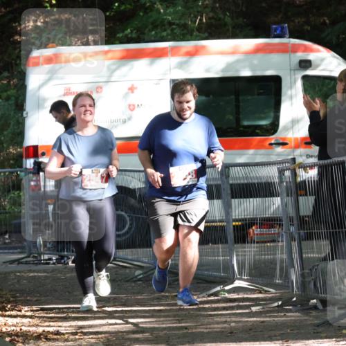 28.09.2025 - 33. Volkslauf durch das schöne Alstertal Strokosch-Dieckow http://msf.ph/oto/8957895 28.09.2025 13:06:03 Ziel 2547, 2548 meine-sportfotos.de