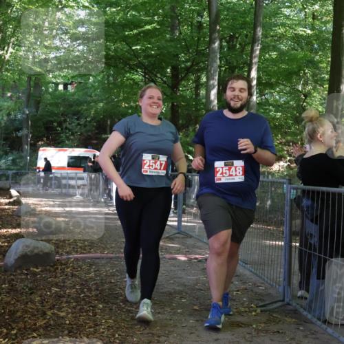 28.09.2025 - 33. Volkslauf durch das schöne Alstertal Strokosch-Dieckow http://msf.ph/oto/8957971 28.09.2025 13:06:11 Ziel 2547, 2548 meine-sportfotos.de