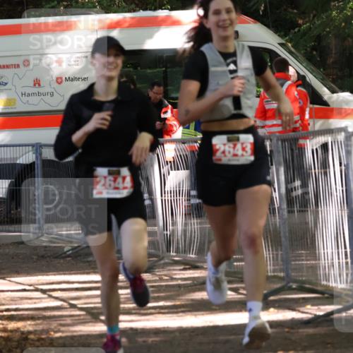 28.09.2025 - 33. Volkslauf durch das schöne Alstertal Strokosch-Dieckow http://msf.ph/oto/8958456 28.09.2025 13:17:34 Ziel 2643, 2644 meine-sportfotos.de