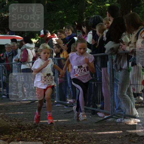 28.09.2025 - 33. Volkslauf durch das schöne Alstertal Strokosch-Dieckow http://msf.ph/oto/8959325 28.09.2025 10:45:06 Ziel 5003, 5021, 5046 meine-sportfotos.de