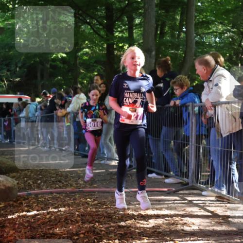 28.09.2025 - 33. Volkslauf durch das schöne Alstertal Strokosch-Dieckow http://msf.ph/oto/8959498 28.09.2025 10:45:56 Ziel 5016, 5027 meine-sportfotos.de