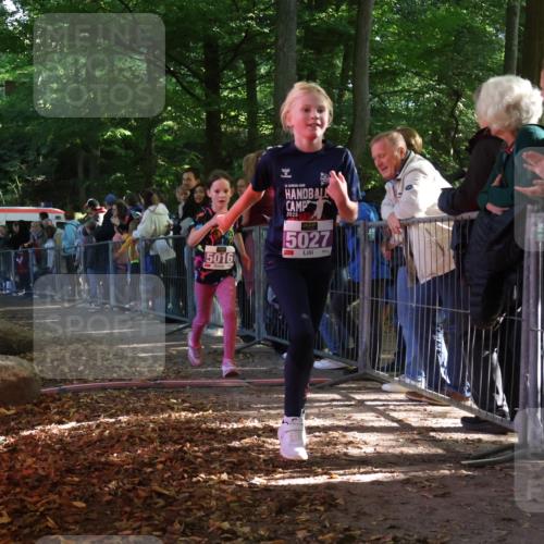 28.09.2025 - 33. Volkslauf durch das schöne Alstertal Strokosch-Dieckow http://msf.ph/oto/8959504 28.09.2025 10:45:56 Ziel 5016, 5027 meine-sportfotos.de