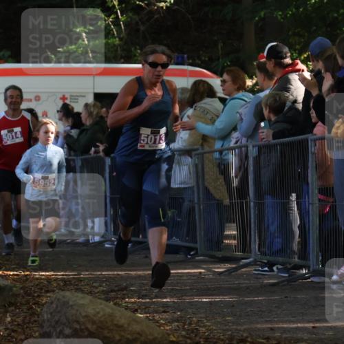 28.09.2025 - 33. Volkslauf durch das schöne Alstertal Strokosch-Dieckow http://msf.ph/oto/8959683 28.09.2025 10:46:42 Ziel 5013, 5014, 5952, 5958, 5959 meine-sportfotos.de