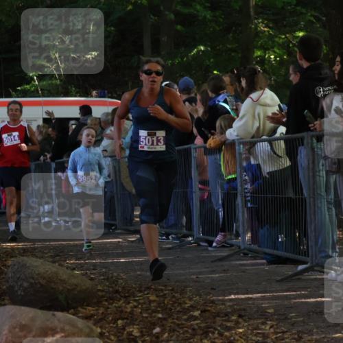 28.09.2025 - 33. Volkslauf durch das schöne Alstertal Strokosch-Dieckow http://msf.ph/oto/8959687 28.09.2025 10:46:43 Ziel 5013, 5014, 5952, 5958, 5959 meine-sportfotos.de