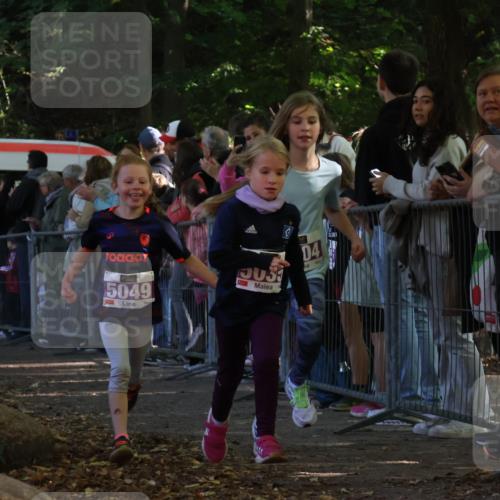 28.09.2025 - 33. Volkslauf durch das schöne Alstertal Strokosch-Dieckow http://msf.ph/oto/8960057 28.09.2025 10:47:38 Ziel 5004, 5035, 5049, 5957 meine-sportfotos.de