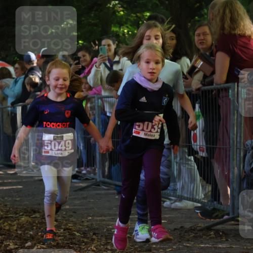 28.09.2025 - 33. Volkslauf durch das schöne Alstertal Strokosch-Dieckow http://msf.ph/oto/8960062 28.09.2025 10:47:39 Ziel 5004, 5035, 5049, 5957 meine-sportfotos.de
