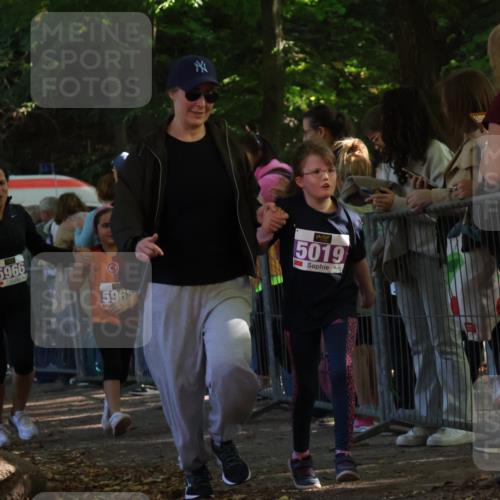 28.09.2025 - 33. Volkslauf durch das schöne Alstertal Strokosch-Dieckow http://msf.ph/oto/8960412 28.09.2025 10:49:01 Ziel 5019, 5966, 5968 meine-sportfotos.de