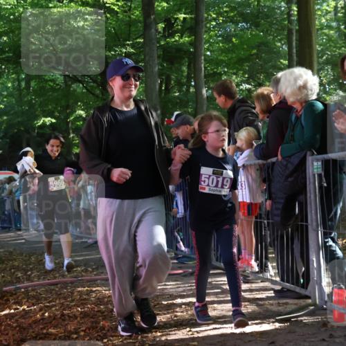 28.09.2025 - 33. Volkslauf durch das schöne Alstertal Strokosch-Dieckow http://msf.ph/oto/8960432 28.09.2025 10:49:04 Ziel 5019, 5966, 5968 meine-sportfotos.de
