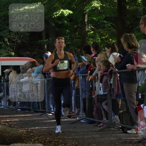 28.09.2025 - 33. Volkslauf durch das schöne Alstertal Strokosch-Dieckow http://msf.ph/oto/8961011 28.09.2025 10:52:13 Ziel 4906, 4910 meine-sportfotos.de