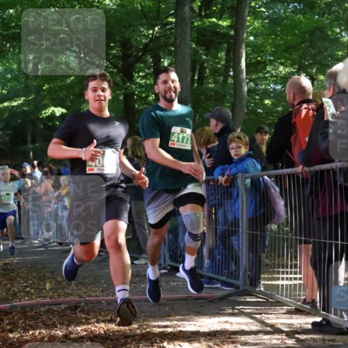 28.09.2025 - 33. Volkslauf durch das schöne Alstertal Strokosch-Dieckow http://msf.ph/oto/8961199 28.09.2025 10:52:50 Ziel 4007, 4078, 4173, 4185 meine-sportfotos.de