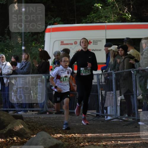 28.09.2025 - 33. Volkslauf durch das schöne Alstertal Strokosch-Dieckow http://msf.ph/oto/8961220 28.09.2025 10:53:00 Ziel 4124, 4135 meine-sportfotos.de