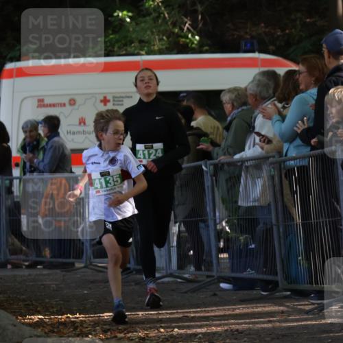 28.09.2025 - 33. Volkslauf durch das schöne Alstertal Strokosch-Dieckow http://msf.ph/oto/8961222 28.09.2025 10:53:01 Ziel 4124, 4135 meine-sportfotos.de