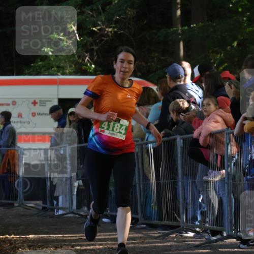 28.09.2025 - 33. Volkslauf durch das schöne Alstertal Strokosch-Dieckow http://msf.ph/oto/8961245 28.09.2025 10:53:10 Ziel 4132, 4184 meine-sportfotos.de