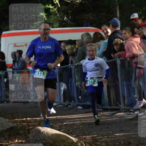 28.09.2025 - 33. Volkslauf durch das schöne Alstertal Strokosch-Dieckow http://msf.ph/oto/8961374 28.09.2025 10:54:12 Ziel 4112, 4113, 4177, 4916 meine-sportfotos.de