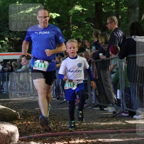 28.09.2025 - 33. Volkslauf durch das schöne Alstertal Strokosch-Dieckow http://msf.ph/oto/8961379 28.09.2025 10:54:14 Ziel 4112, 4113, 4177, 4916 meine-sportfotos.de