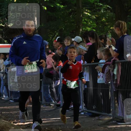 28.09.2025 - 33. Volkslauf durch das schöne Alstertal Strokosch-Dieckow http://msf.ph/oto/8961657 28.09.2025 10:56:06 Ziel 4079, 4911, 4912 meine-sportfotos.de
