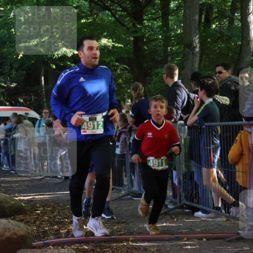 28.09.2025 - 33. Volkslauf durch das schöne Alstertal Strokosch-Dieckow http://msf.ph/oto/8961671 28.09.2025 10:56:08 Ziel 4079, 4911, 4912 meine-sportfotos.de