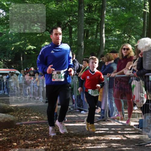 28.09.2025 - 33. Volkslauf durch das schöne Alstertal Strokosch-Dieckow http://msf.ph/oto/8961679 28.09.2025 10:56:08 Ziel 4079, 4911, 4912 meine-sportfotos.de