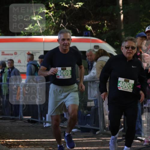 28.09.2025 - 33. Volkslauf durch das schöne Alstertal Strokosch-Dieckow http://msf.ph/oto/8961845 28.09.2025 10:56:46 Ziel 4065, 4069 meine-sportfotos.de
