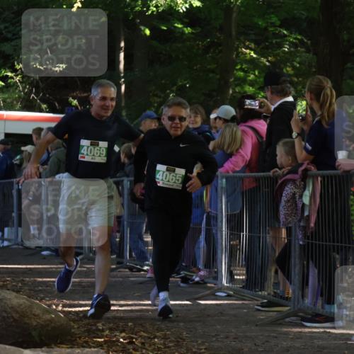 28.09.2025 - 33. Volkslauf durch das schöne Alstertal Strokosch-Dieckow http://msf.ph/oto/8961850 28.09.2025 10:56:47 Ziel 4065, 4069 meine-sportfotos.de