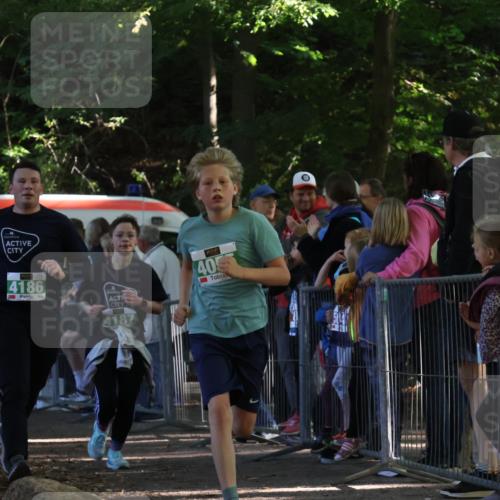 28.09.2025 - 33. Volkslauf durch das schöne Alstertal Strokosch-Dieckow http://msf.ph/oto/8961961 28.09.2025 10:57:00 Ziel 4055, 4186, 4187 meine-sportfotos.de