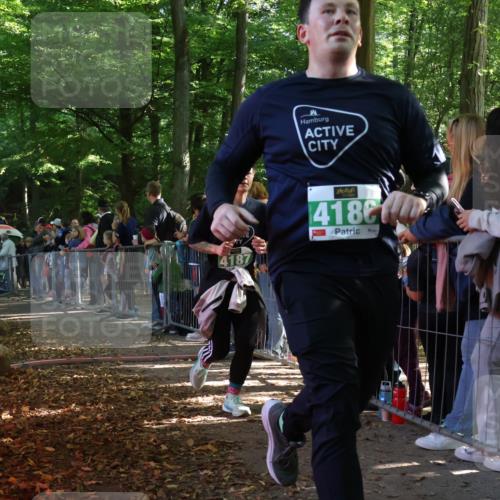 28.09.2025 - 33. Volkslauf durch das schöne Alstertal Strokosch-Dieckow http://msf.ph/oto/8962007 28.09.2025 10:57:05 Ziel 4012, 4032, 4044, 4045, 4060, 4187 meine-sportfotos.de