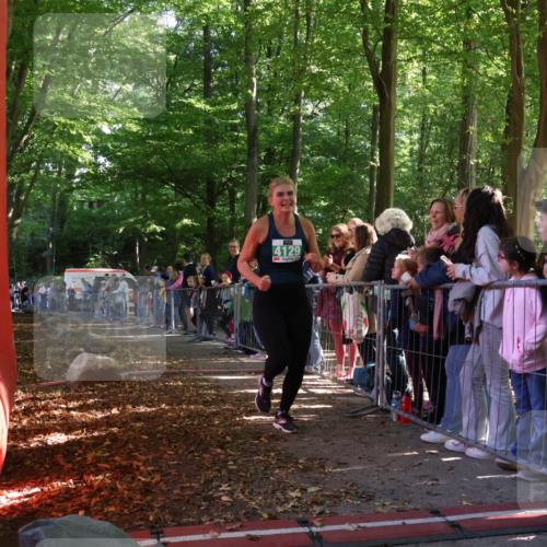 28.09.2025 - 33. Volkslauf durch das schöne Alstertal Strokosch-Dieckow http://msf.ph/oto/8962211 28.09.2025 10:57:25 Ziel 4080, 4125, 4129 meine-sportfotos.de