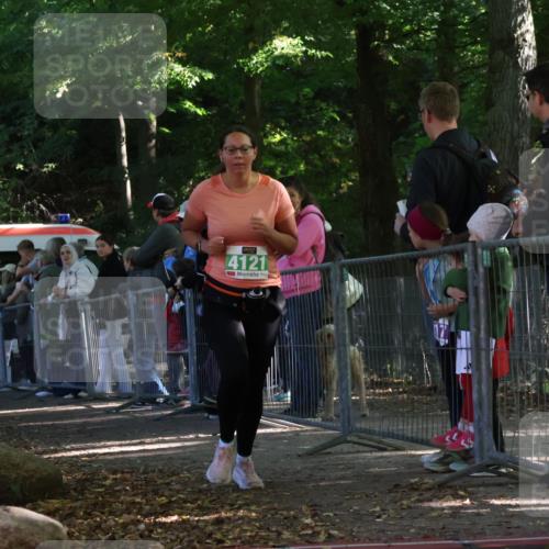 28.09.2025 - 33. Volkslauf durch das schöne Alstertal Strokosch-Dieckow http://msf.ph/oto/8962836 28.09.2025 10:59:02 Ziel 4102, 4121 meine-sportfotos.de