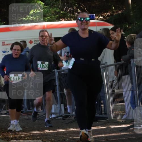 28.09.2025 - 33. Volkslauf durch das schöne Alstertal Strokosch-Dieckow http://msf.ph/oto/8962919 28.09.2025 11:00:04 Ziel 4098, 4170, 4913 meine-sportfotos.de