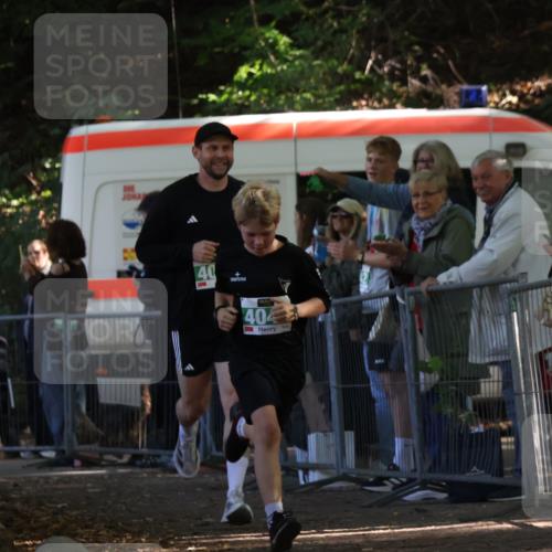 28.09.2025 - 33. Volkslauf durch das schöne Alstertal Strokosch-Dieckow http://msf.ph/oto/8962961 28.09.2025 11:00:29 Ziel 4041, 4043 meine-sportfotos.de