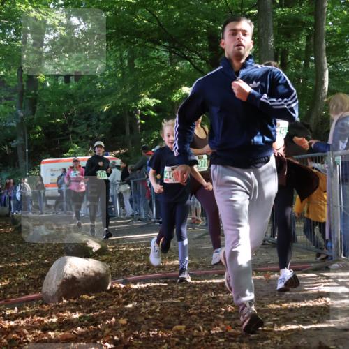 28.09.2025 - 33. Volkslauf durch das schöne Alstertal Strokosch-Dieckow http://msf.ph/oto/8963003 28.09.2025 11:01:12 Ziel 4070, 4086, 4171, 4174, 4178, 4179 meine-sportfotos.de