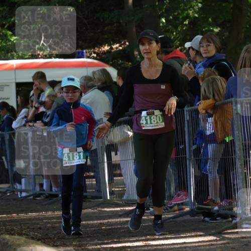 28.09.2025 - 33. Volkslauf durch das schöne Alstertal Strokosch-Dieckow http://msf.ph/oto/8963157 28.09.2025 11:01:53 Ziel 4180, 4181, 4189 meine-sportfotos.de