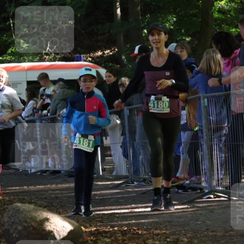 28.09.2025 - 33. Volkslauf durch das schöne Alstertal Strokosch-Dieckow http://msf.ph/oto/8963160 28.09.2025 11:01:54 Ziel 4180, 4181, 4189 meine-sportfotos.de