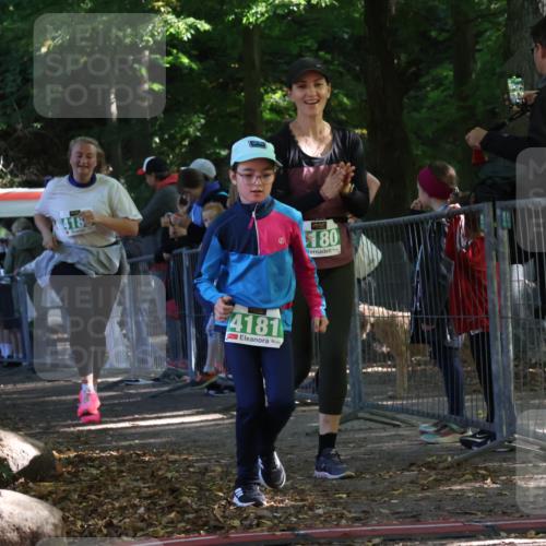 28.09.2025 - 33. Volkslauf durch das schöne Alstertal Strokosch-Dieckow http://msf.ph/oto/8963177 28.09.2025 11:01:56 Ziel 4180, 4181, 4189 meine-sportfotos.de