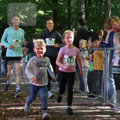 28.09.2025 - 33. Volkslauf durch das schöne Alstertal Strokosch-Dieckow http://msf.ph/oto/8963306 28.09.2025 11:03:09 Ziel 4148, 4149, 4151 meine-sportfotos.de