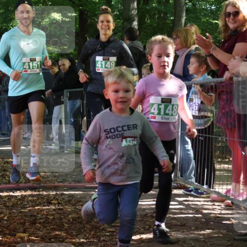 28.09.2025 - 33. Volkslauf durch das schöne Alstertal Strokosch-Dieckow http://msf.ph/oto/8963314 28.09.2025 11:03:10 Ziel 4148, 4149, 4151 meine-sportfotos.de