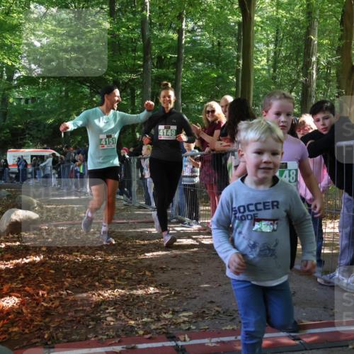 28.09.2025 - 33. Volkslauf durch das schöne Alstertal Strokosch-Dieckow http://msf.ph/oto/8963330 28.09.2025 11:03:11 Ziel 4149, 4151 meine-sportfotos.de