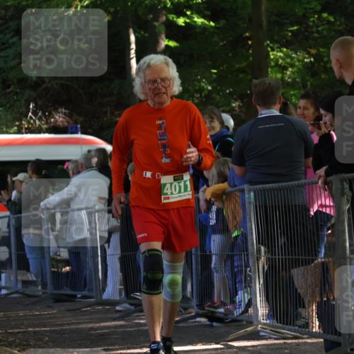 28.09.2025 - 33. Volkslauf durch das schöne Alstertal Strokosch-Dieckow http://msf.ph/oto/8963451 28.09.2025 11:04:05 Ziel 4011, 4903, 4904 meine-sportfotos.de