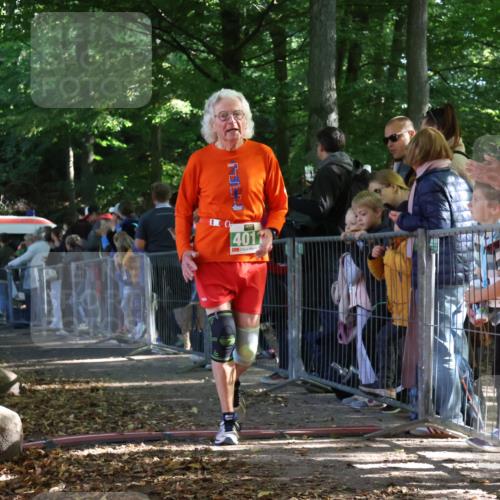 28.09.2025 - 33. Volkslauf durch das schöne Alstertal Strokosch-Dieckow http://msf.ph/oto/8963462 28.09.2025 11:04:07 Ziel 4011, 4903, 4904 meine-sportfotos.de