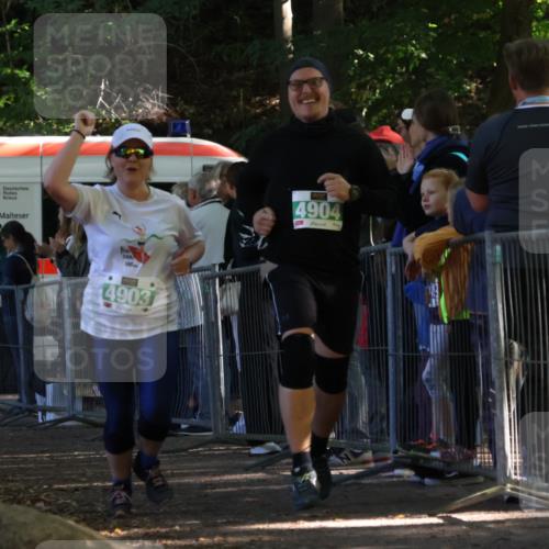 28.09.2025 - 33. Volkslauf durch das schöne Alstertal Strokosch-Dieckow http://msf.ph/oto/8963485 28.09.2025 11:04:11 Ziel 4903, 4904 meine-sportfotos.de