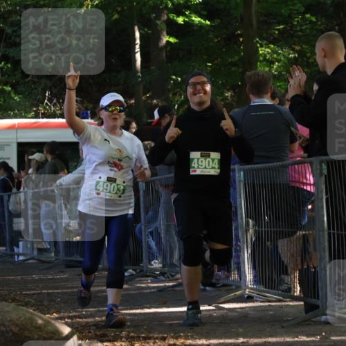 28.09.2025 - 33. Volkslauf durch das schöne Alstertal Strokosch-Dieckow http://msf.ph/oto/8963490 28.09.2025 11:04:12 Ziel 4903, 4904 meine-sportfotos.de