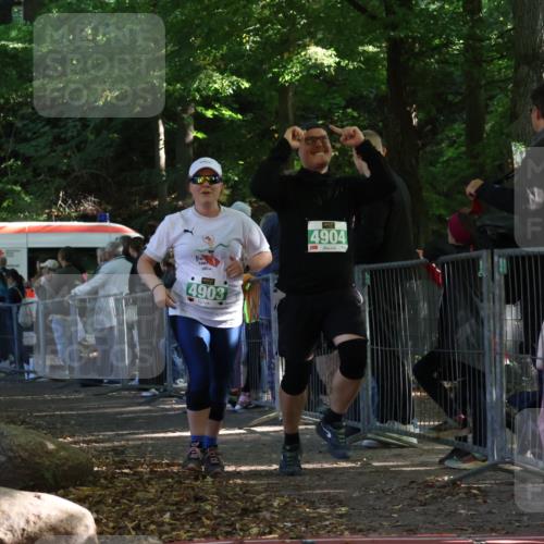 28.09.2025 - 33. Volkslauf durch das schöne Alstertal Strokosch-Dieckow http://msf.ph/oto/8963496 28.09.2025 11:04:13 Ziel 4903, 4904 meine-sportfotos.de