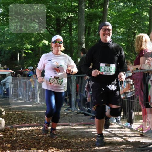 28.09.2025 - 33. Volkslauf durch das schöne Alstertal Strokosch-Dieckow http://msf.ph/oto/8963512 28.09.2025 11:04:15 Ziel 4158, 4903, 4904 meine-sportfotos.de
